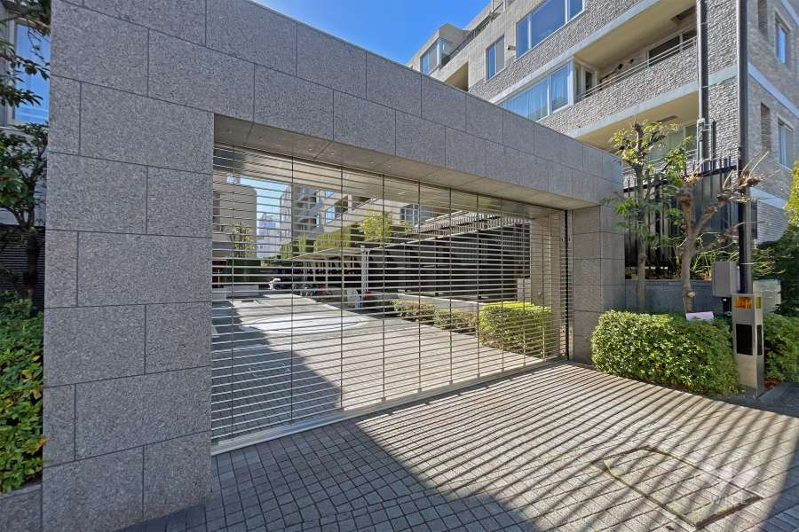 駐車場の出入り口（リングシャッター付き）