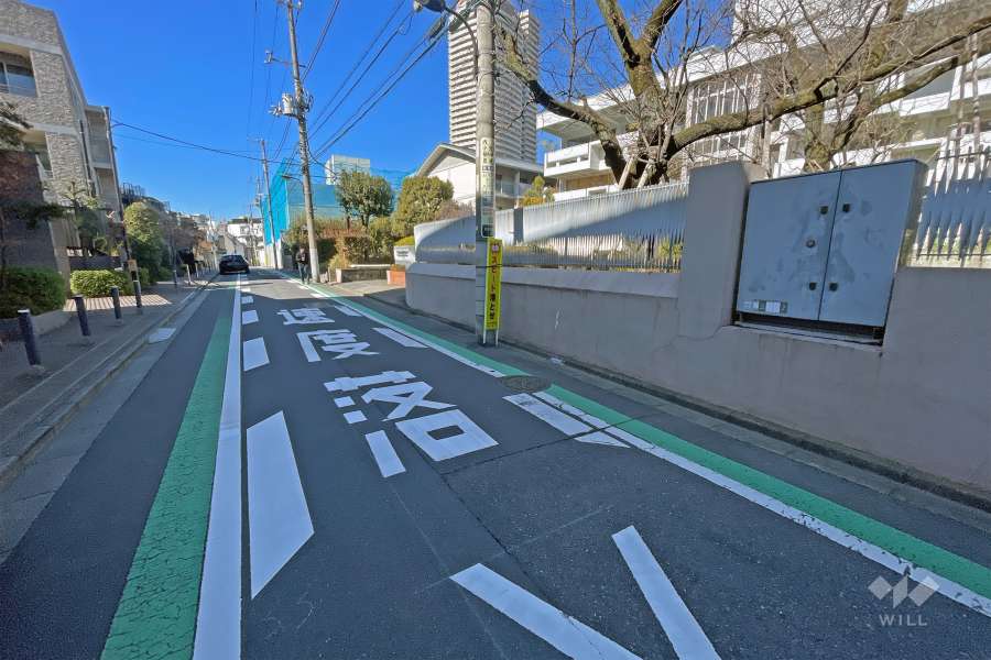 敷地の北側前面道路（東側から）