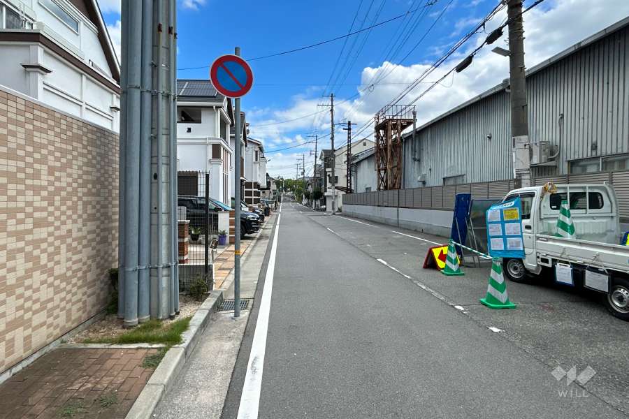 敷地南側の前面道路（西側から）