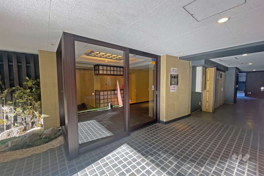 エントランスはオートロック付きです。