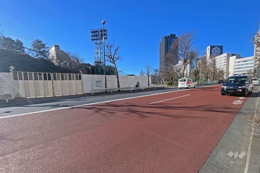 敷地の南側前面道路は外堀通りです（東側から）。