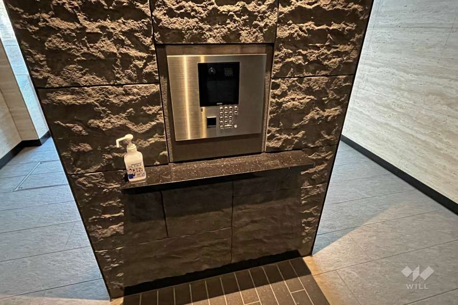 エントランスはオートロック付きです。