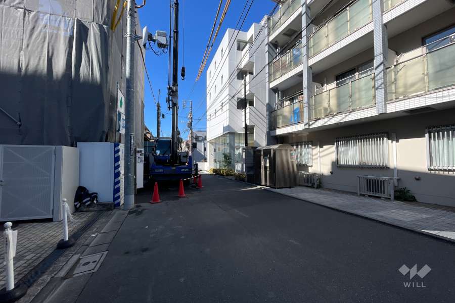 敷地の南側前面道路（東側から）