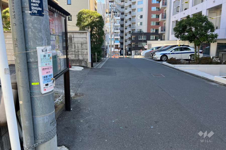 敷地の南西側前面道路（北西側から）