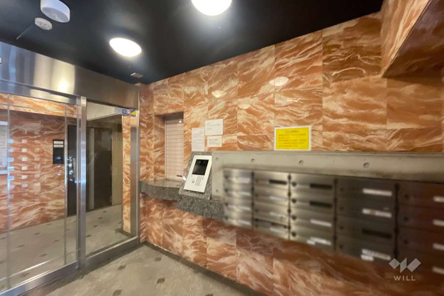 エントランスはオートロック付きです。