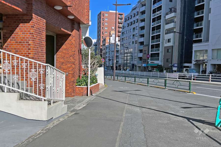 敷地の南東側前面道路（南西側から）