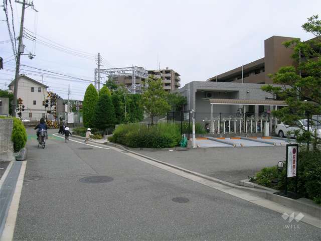 敷地の北東側には阪急今津沿線が走っています。