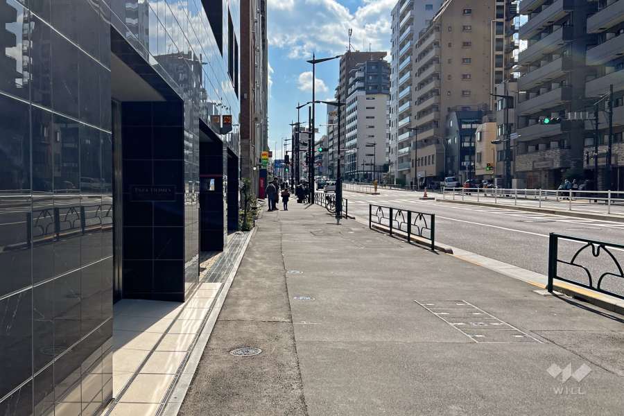 敷地北西側は都道319号（外苑東通り）に面しています。