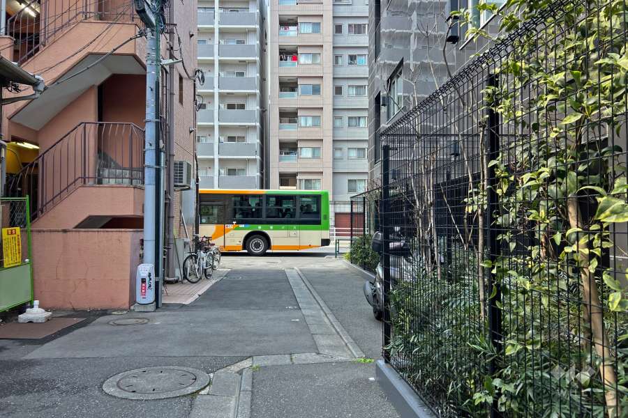 敷地南側の前面道路（東側から）