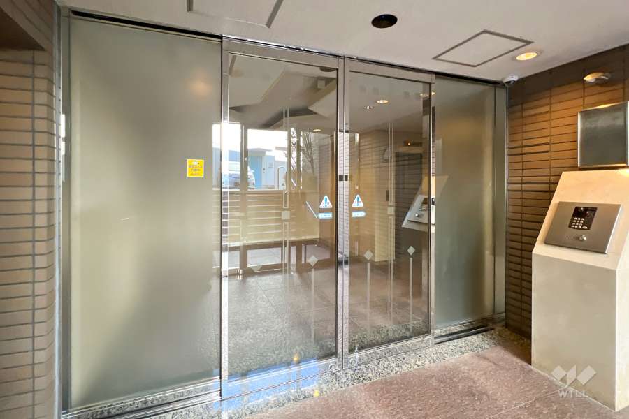 エントランスはオートロック付きです。