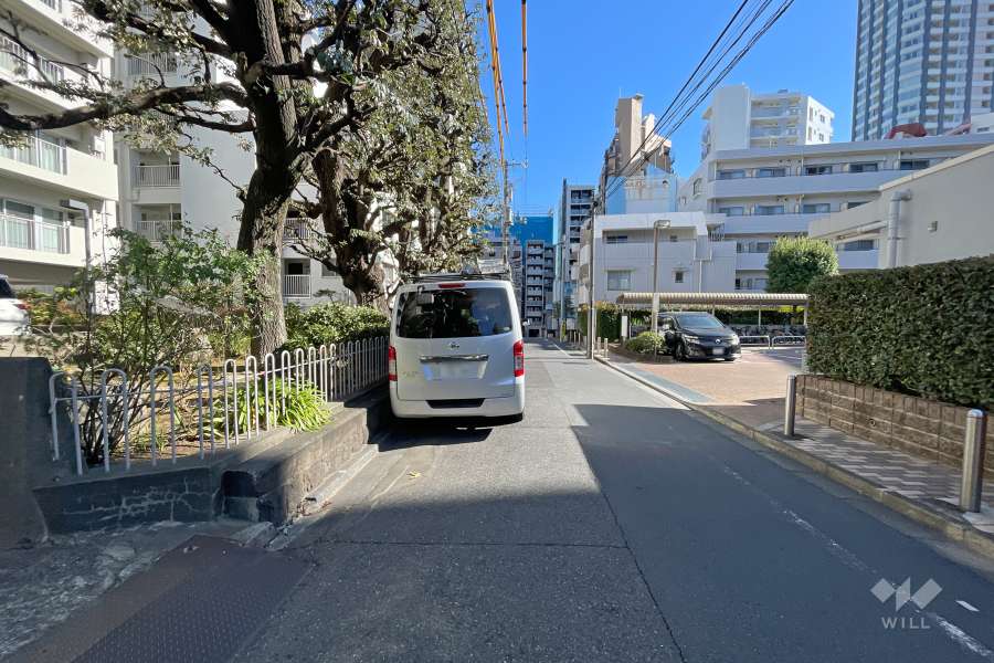 敷地南側の前面道路