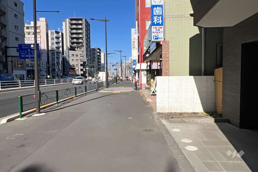 敷地西側の前面道路　