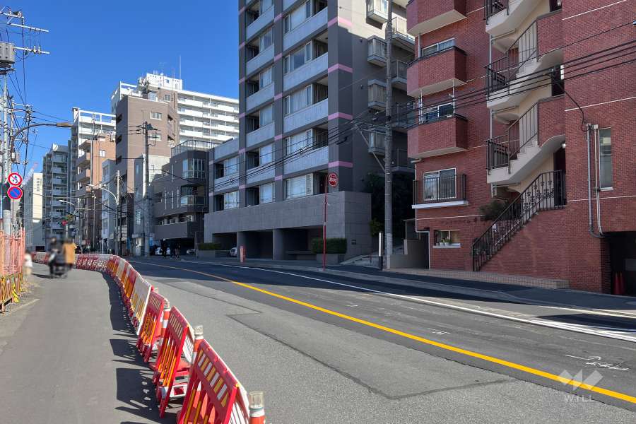 敷地西側の前面道路