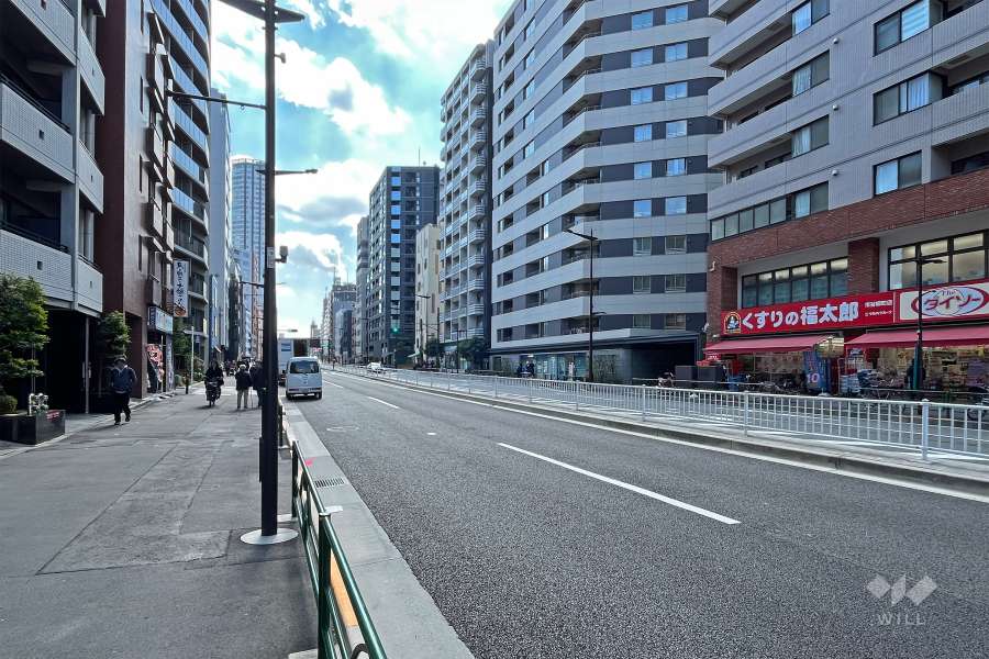 敷地の東側前面道路は外苑東通りです（北側から）。