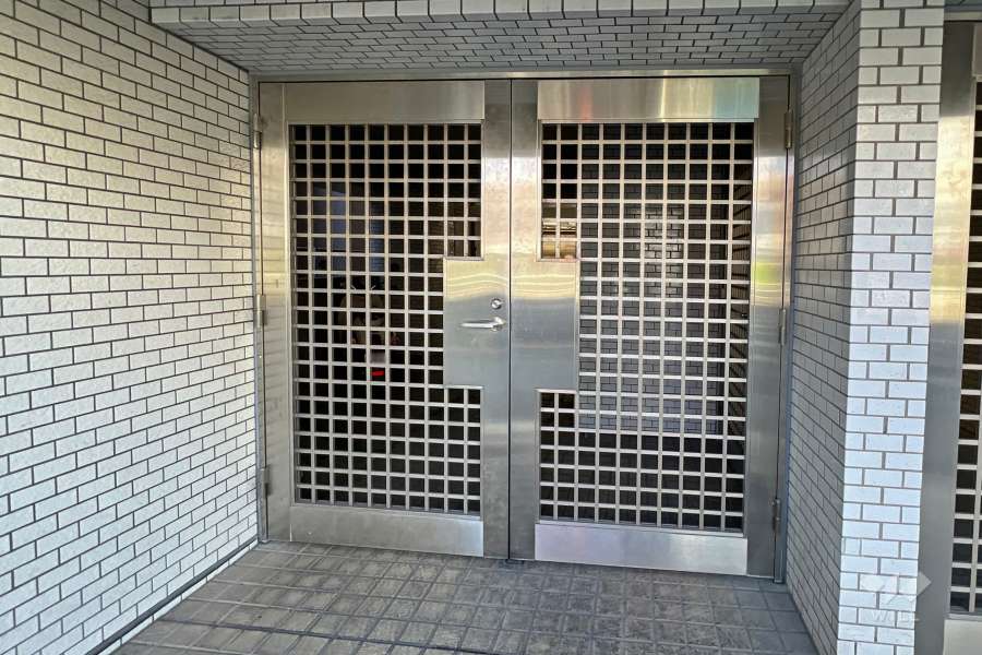 バイク置場出入口