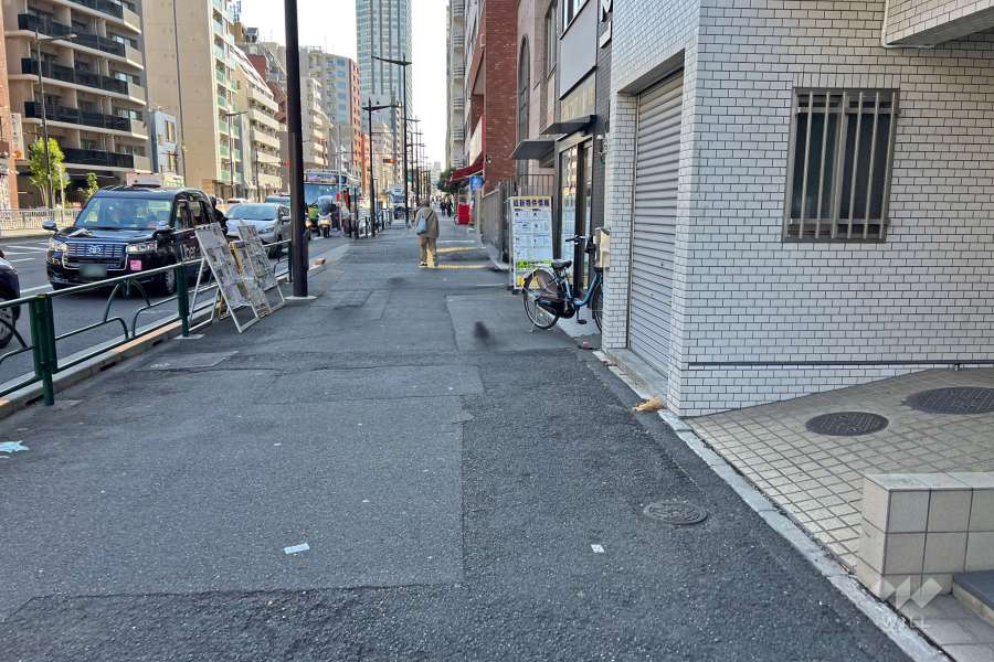 敷地東側の前面道路（北側から）