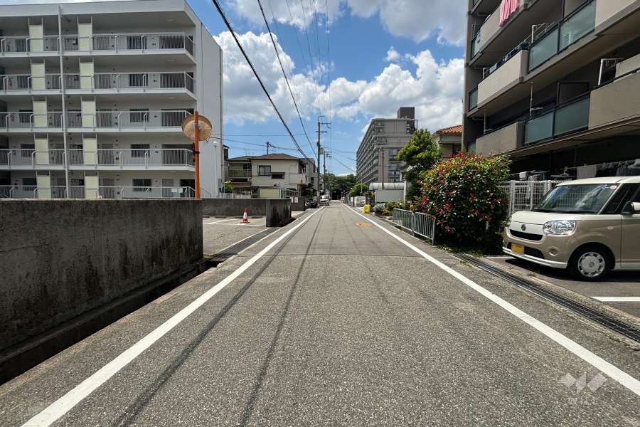 敷地南側の前面道路