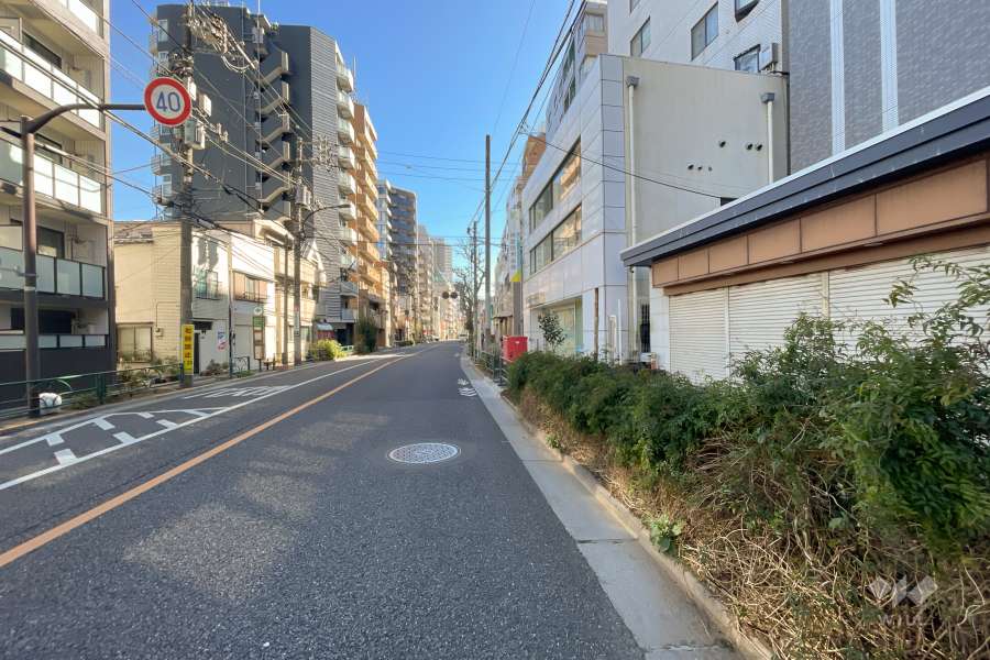 敷地の北側前面道路（西側から）
