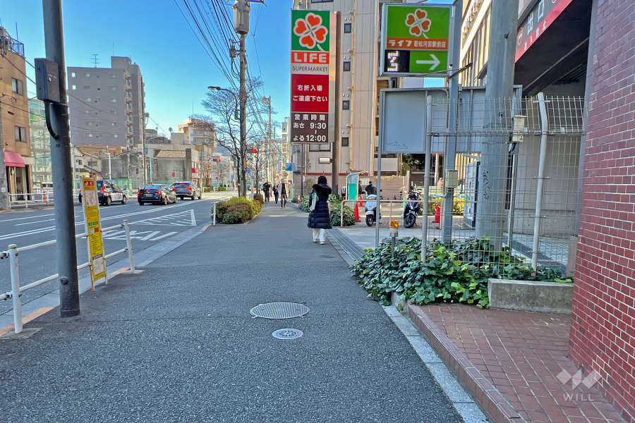敷地の南側前面道路（東側から）