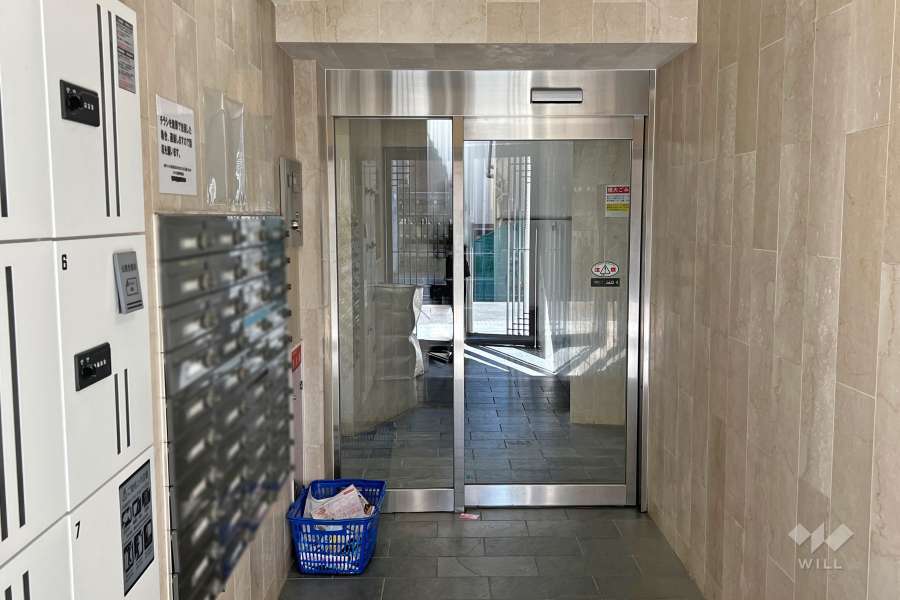 エントランスはオートロック付きです。