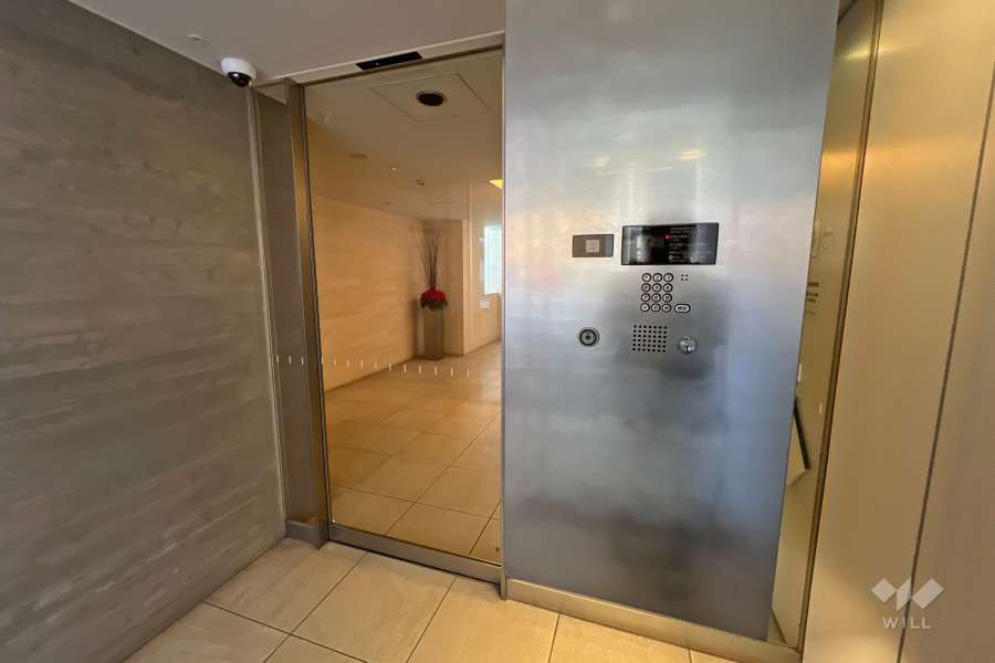 エントランスはオートロック付きです。