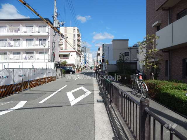 敷地西側の前面道路