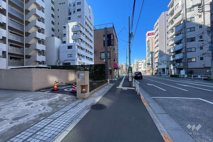 敷地北側の前面道路