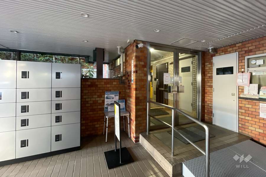 エントランスはオートロック付きです。