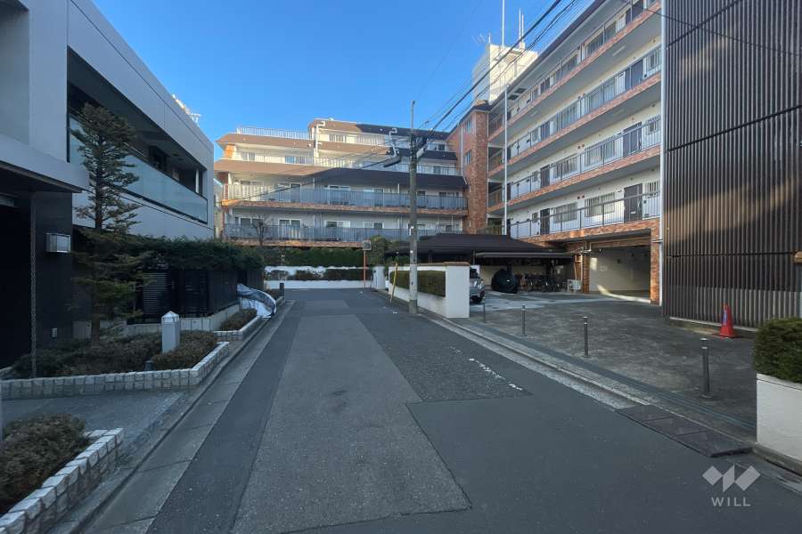 敷地西側の前面道路