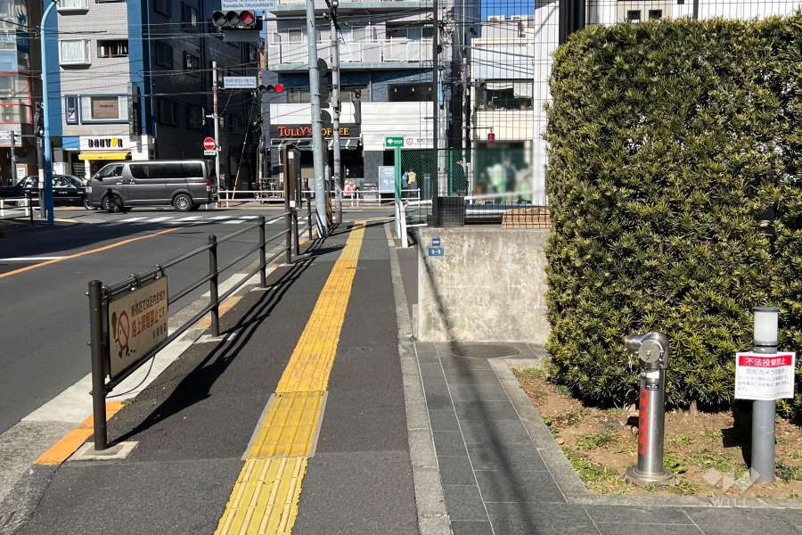敷地西側の前面道路