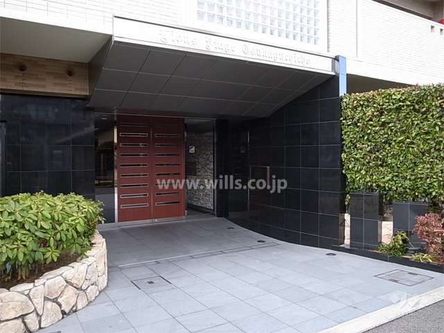 石張りの豪華な雰囲気のエントランス