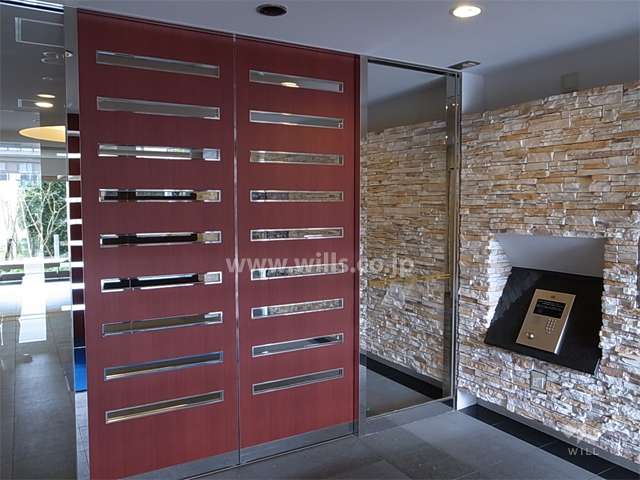 エントランスはオートロック付きです。