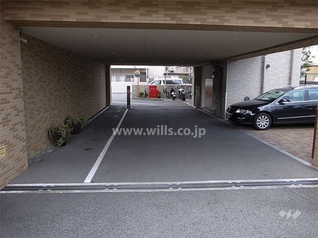 駐車場の入り口はロボットゲート付きです。