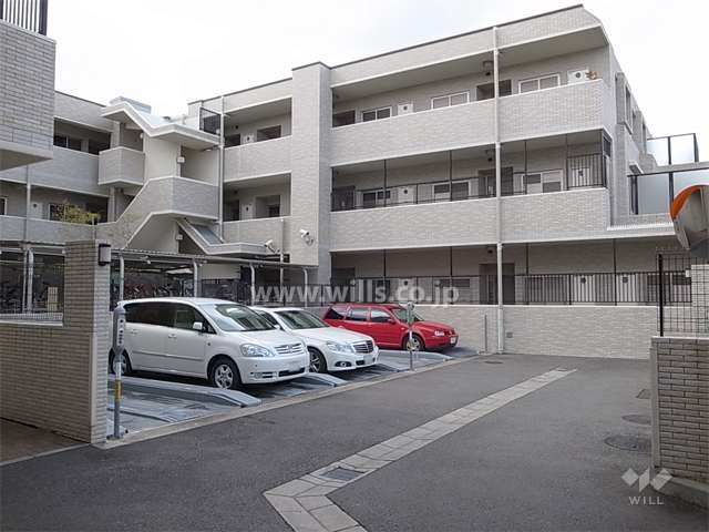 機械式の敷地内駐車場と駐輪場