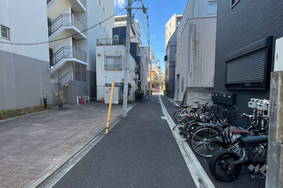 敷地の北側前面道路（東側から）