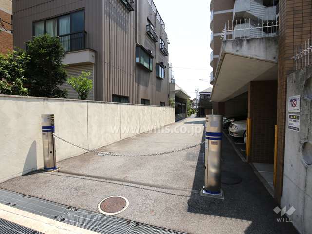 駐車場の出入り口（ロボットゲート付き）