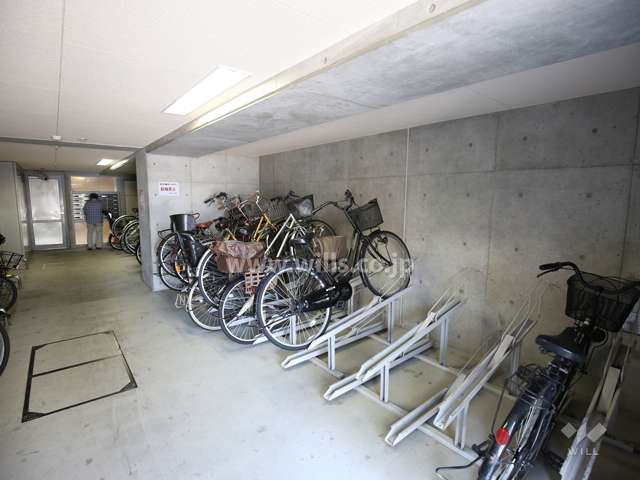 屋内に設けられた駐輪場