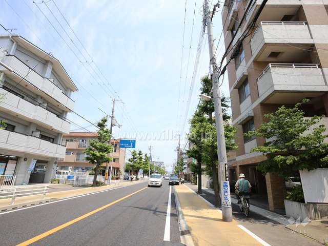 敷地西側の前面道路