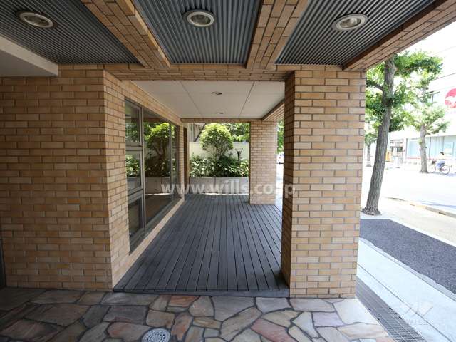 エントランスのピロティ部分。ウッドデッキ張りになっています。