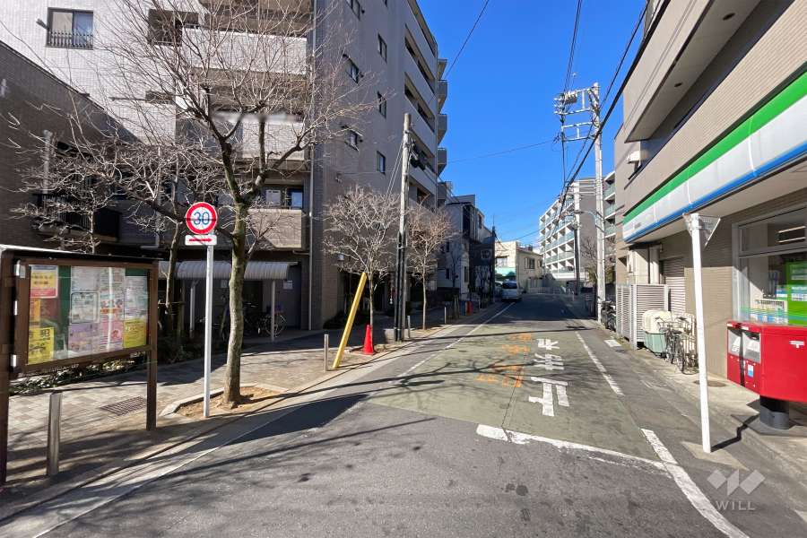 敷地北側の前面道路（東側から）