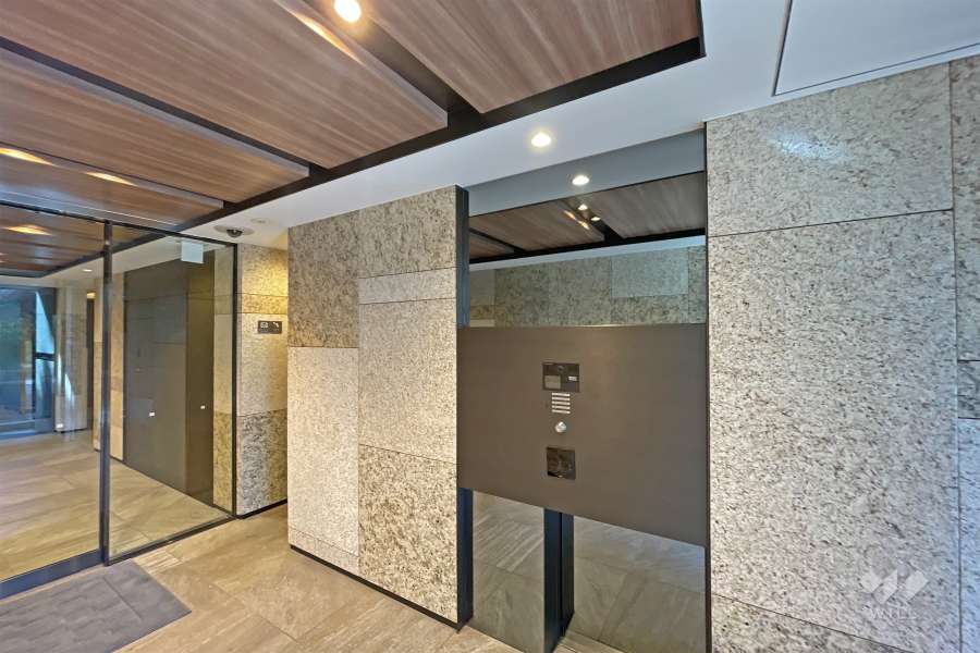 エントランスはオートロック付きです。