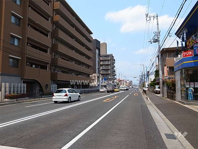 敷地東側は4車線のバス通り（五合橋線）に面しています。