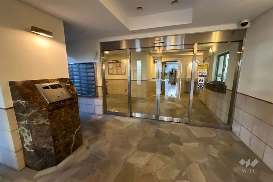 エントランスはオートロック付きです。