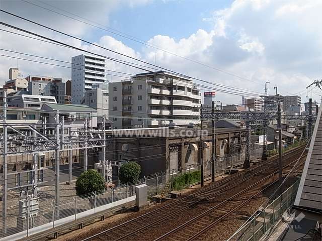 ワイズコート塚口エスタシオンの遠景。少し離れて、南側に阪急神戸線が走っています。