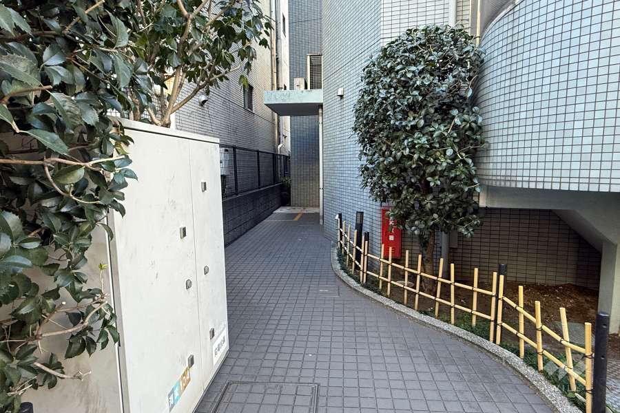 駐輪場・バイク置場へのアプローチ