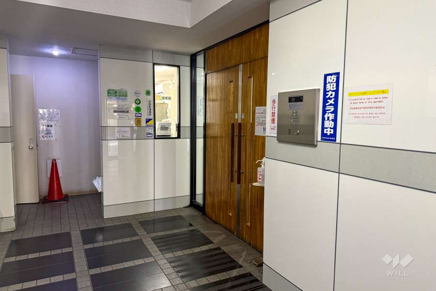 エントランスはオートロック付きです。