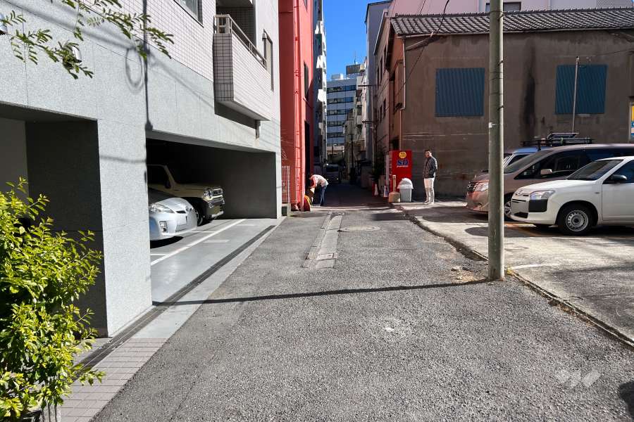 敷地の南側前面道路（西側から）