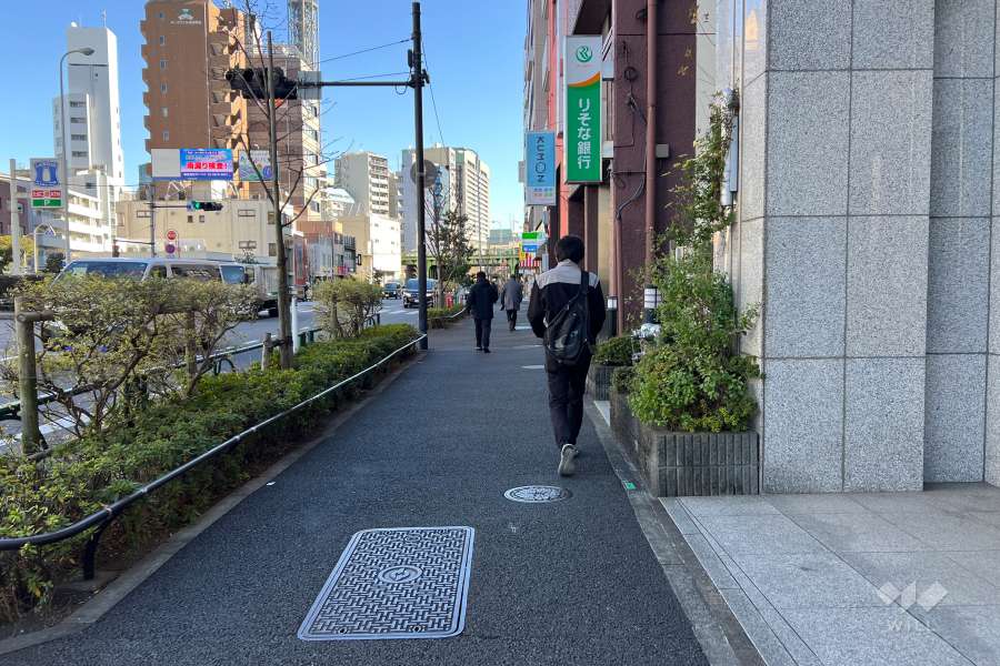 敷地の北側前面道路（西側から）
