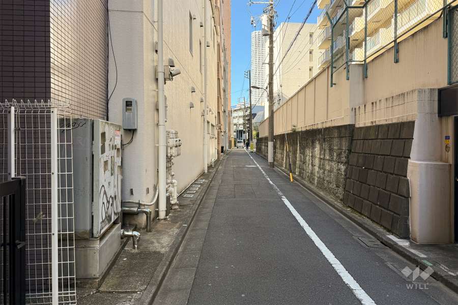 敷地南側の前面道路（東側から）