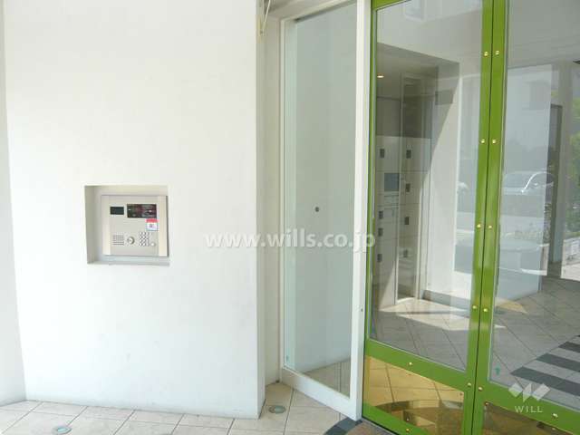 エントランスはオートロック付きです。